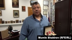 Сергей Михайлов демонстрирует часы, подаренные президентом РФ