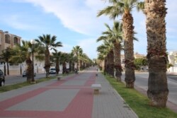 Полупустынные улицы обычно шумного курортного поселка Гуардамар в испанском регионе Валенсия