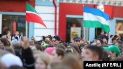 "Мин татарча сөйләшәм" тамашасында Татарстан һәм Башкортстан әләме тоткан яшьләр. 26 апрель, 2016