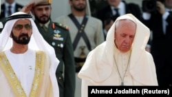 Шейх Мохамед с папой римским Франциском по время визита понтифика в ОАЭ. Февраль 2019 года.