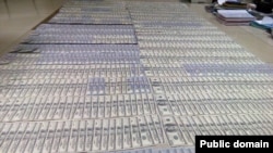 Гроші, знайдені під час спецоперації у першого заступника начальника Головного слідчого управління Генпрокуратури Володимира Шапакіна і заступника прокурора Київської області Олександра Корнійця, 7 липня 2015 року