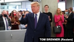 دونالد ترمپ و شماری از هواخواهانش