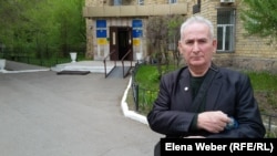 Адвокат Саламу Алиев, защищающий подсудимого Павла Левкутина, приговоренного судом к трем годам лишения свободы за недонесение об убийстве, в котором обвиняется его друг Никита Степин, обвиняемый еще и в участии в боевых действиях на востоке Украины. Караганда, 28 мая 2018 года.