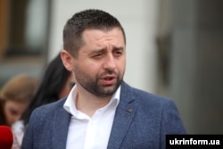 Під час одного з ефірів керівник президентської фракції в парламенті Давид Арахамія засудив дії свого заступника, але в якості покарання запропонував Тищенку сплатити штраф і купити дрони для армії