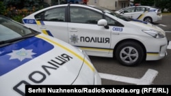 На поширених у соцмережах публікаціях юнаки слухали російську музику, демонстрували зброю, ставали ногами на прапор України та вчиняли ряд інших провокативних дій