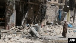 گزارش‎های سوریه: که در حملات هوایی روز چهارشنبه نیروهای روسی یا رژیم بشار اسد بر شهر ادلب هفده نفر کشته و سی نفر دیگر زخمی شدند.