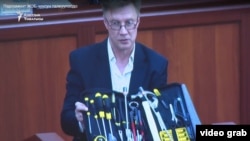 Нынешний директор ТЭЦ показывает набор инструментов