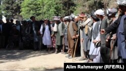 شماری از معلولین و معیوبین که برای ثبت نام آمده‌اند.