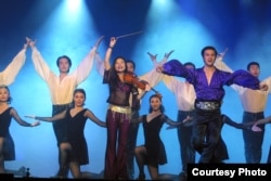 Қытайда туған этникалық қазақ Фархат Бимаш (күлгін көк киген).