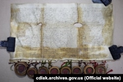 Грамота Берестейської унії 1596 року з підписами та печатками учасників собору. Вона написана на пергаменті українською мовою