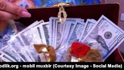 Ташкенттеги үйлөнүү тойлорунун биринен тартылган сүрөт.