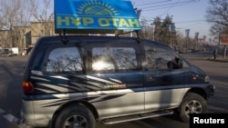 Агитационный автомобиль президенсткой партии "НурОтан" курсирует по улицам Алматы, 11 января 2012 года.