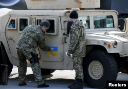 Петро Порошенко оглядає американські Humvee, передані Україні