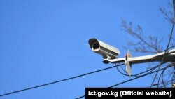 Бишкекте көчөгө орнотулган көзөмөл камерасы.