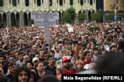 Из-за применения избыточного насилия, по мнению собравшихся у здания парламента, глава МВД должен подать в отставку