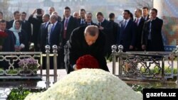 Түрк президенти Эрдоган маркум Ислам Каримовдун мүрзөсүнө гүл коюп жатат, 18-ноябрь 2016-жыл.