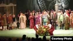 Малый театрдан Камал театрына чәчәкләр