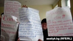 Сузактагы кандуу Санпа окуясы боюнча сот жүрүшүнөн: сот залындагы жабырлануучулар