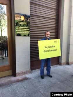 Бахром Хамроев Орусиянын соту 20 жылга соттогон украиналык режиссер Олег Сенцовду колдогон акция өткөргөн.