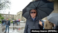 Один из друзей Булата Сыздыкова — музыкант Мурат Кусаинов (группа «Дос-Мукасан»). Алматы, 10 мая 2016 года.