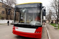 По тролейбусу двічі вдарили камінням