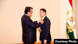 Э.Раҳмон ба домодаш Ҷ.Нуралиев орден дод. Акс аз сентябри соли 2013