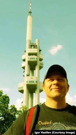 Игорь Васильев у пражской телебашни