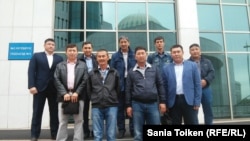 Делегация профсоюзов нефтяников из Мангистауской области, прибывшая на встречу с депутатами парламента в Астану, чтобы обсудить проект трудового кодекса. Амин Елеусинов — в верхнем ряду в центре. Астана, 7 сентября 2015 года.