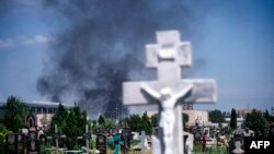 Донецкинин эл аралык аэропорту Украин армиясы менен орусиячыл согушчандар ортосундагы уруш кезде. Шаардык көрүстөн тараптан тартылган сүрөт. 26-май, 2014