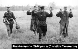 Советские солдаты сдаются в плен, июнь 1941 года