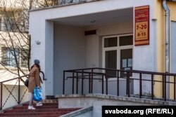 Жанчына заходзіць у адзьдзяленьне жаночай кансультацыі №3 пры Віцебскай абласной шпітальнай радзільні. Ілюстрацыйнае фота