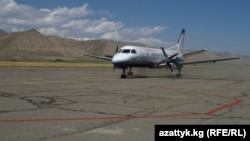 "Скай Бишкек" авиакомпаниясынын Нарын – Бишкек №291 каттамын аткарган Абсамат Масалиев атындагы СААБ–340А учагы, 16-июль, 2013-ж.