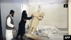 مرد ریشدار: تخریب آثار تاریخی به خاطر جلوگیری از رجوع مسلمانان به بت پرستی صورت می‌گیرد.