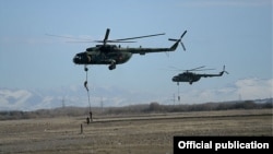 Вертолеты во время военных учений в Нагорном Карабахе, 13 ноября 2014 г.
