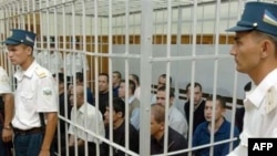 15 андижанских обвиняемых в терроризме в Верховном суде Узбекистана в сентябре 2005 года.