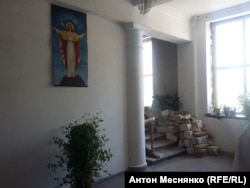 Будматеріали на сходах храму