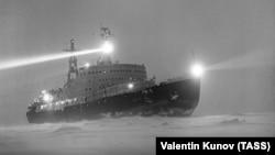 Атомный ледокол «Ленин» на льдах Северного Ледовитого океана. Арктика, ноябрь 1961 года