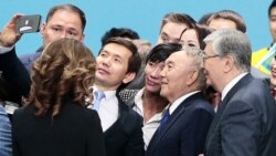 Лидер партии «Нур Отан» и бывший президент Нурсултан Назарбаев позирует для селфи вместе со своим преемником Касым-Жомартом Токаевым и другими на партийном съезде. Нур-Султан, 23 апреля 2019 года.