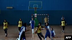 عکس از آرشیف؛ ورزشگاران زن افغان در مسابقات فوتسال سال 2013 میلادی