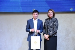 Азат Үсөналиев сыйлык тапшыруу аземинде.