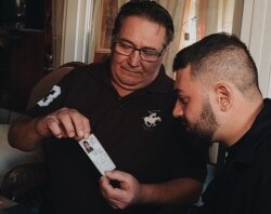 Крунослав Хрвачич показує свої військові документи