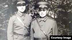 Нусратулло Хасанов Красноярскидеги аскердик окуу жайдагы кесиптеши Кулешов менен, 1986-87-жылдар.