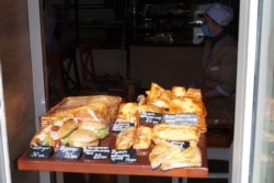 Крамничка з випічкою