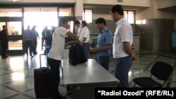 Мигранты в аэропорту. Иллюстративное фото.