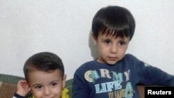 Түркиядан Греция барабыз деп жолго чыккан Айлан (сол жакта), агасы (оңдо) Галип жана алардын апасынын сөөгү Бодрум шаарындагы суу жээкте 2-сентябрда таңда табылган.