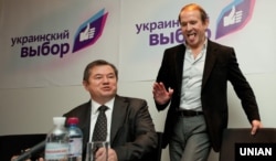 Голова проросійської організації «Український вибір» Віктор Медведчук (праворуч) та радник президента Росії Сергій Глазьєв, якого Генпрокуратура України звинувачує у воєнних злочинах і причетності до так званої «русской весни». Київ, 27 липня 2013 року