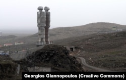 Карс қаласында орнатылған монументтің 2011 жылы түсірілген суреті.