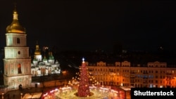 Новорічна ялинка, встановлена біля собору Софії Київської. Київ, Україна, 18 грудня 2021 року