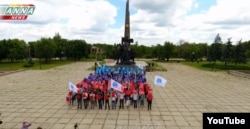 Молодіжний флешмоб до Дня Росії у Луганську. Скріншот з YouTube каналу AnnaNews