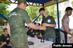 Луганських дітей вчать розбирати-збирати зброю